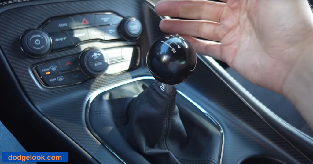 does the Dodge charger come with a manual transmission